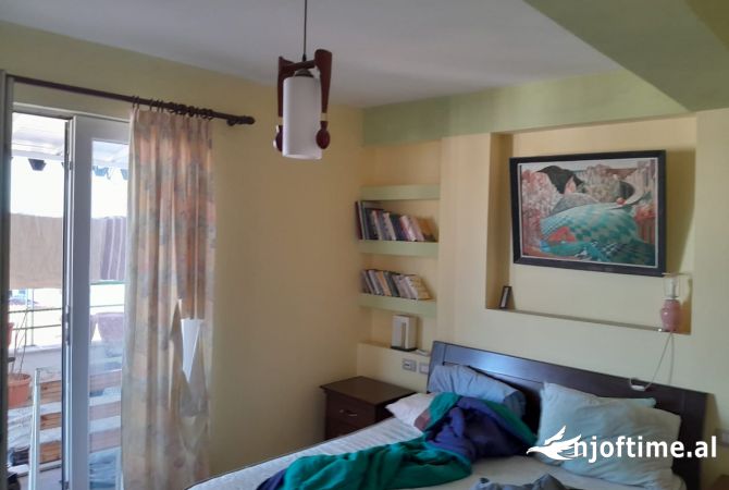 Shtepi ne shitje Apartament ne Tirane, 3+1, Mobilimi E mobiluar, Pagesa 300,000  Euro.