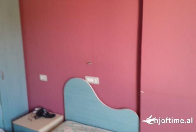 Shtepi ne shitje Apartament ne Tirane, 3+1, Mobilimi E mobiluar, Pagesa 300,000  Euro.