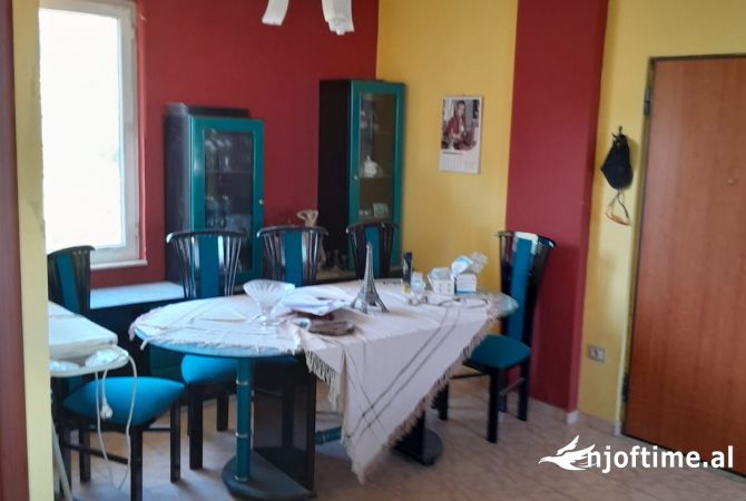 Shtepi ne shitje Apartament ne Tirane, 3+1, Mobilimi E mobiluar, Pagesa 300,000  Euro.
