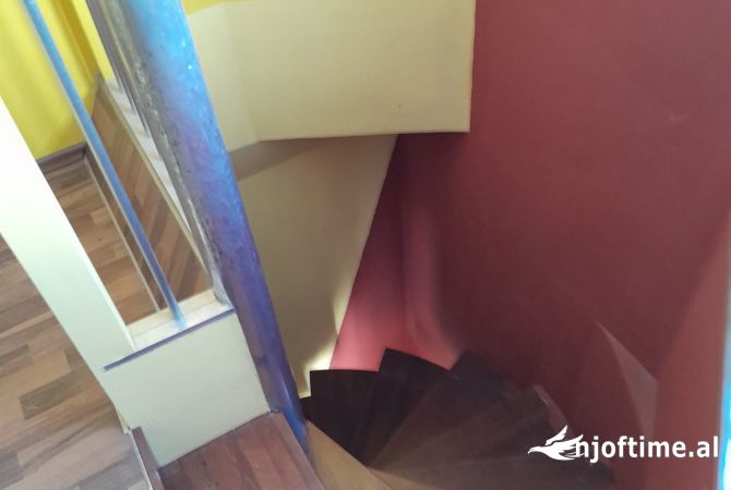 Shtepi ne shitje Apartament ne Tirane, 3+1, Mobilimi E mobiluar, Pagesa 300,000  Euro.