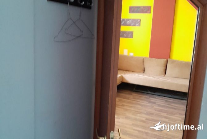 Shtepi ne shitje Apartament ne Tirane, 3+1, Mobilimi E mobiluar, Pagesa 300,000  Euro.