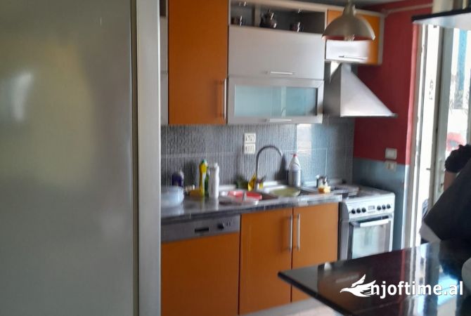 Shtepi ne shitje Apartament ne Tirane, 3+1, Mobilimi E mobiluar, Pagesa 300,000  Euro.