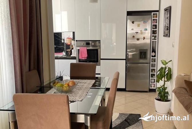 Shtepi ne shitje Apartament ne Tirane, 1+1, Mobilimi E mobiluar, Pagesa 88,000  Euro.