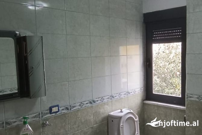 Appartamento in affitto a Tirana 3+1, Vuoto