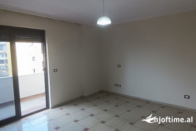 Appartamento in affitto a Tirana 3+1, Vuoto