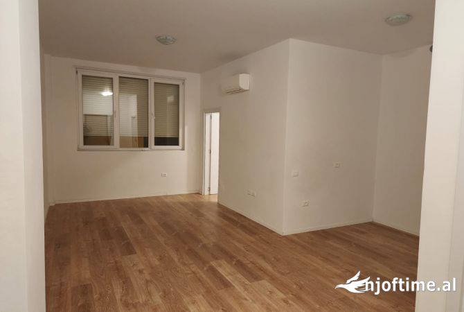 Ambiente Commerciale in Affitto 3+1 a Tirana - 700 Euro