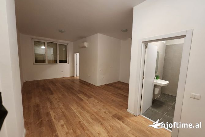 Ambiente Commerciale in Affitto 3+1 a Tirana - 700 Euro