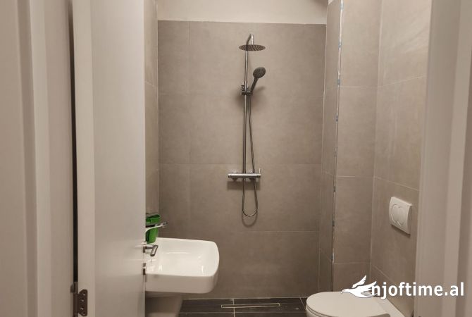 Ambiente Commerciale in Affitto 3+1 a Tirana - 700 Euro