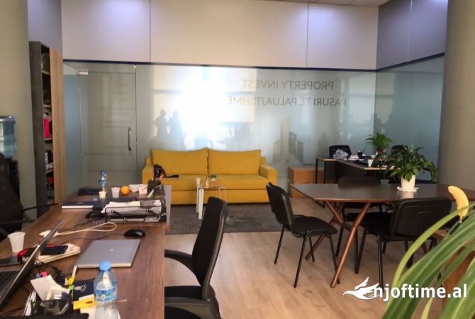 Ambiente Commerciale in Vendita 1+1 a Tirana - 200,000 Euro