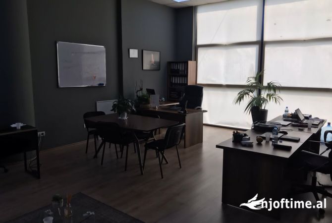 Ambiente Commerciale in Vendita 1+1 a Tirana - 200,000 Euro