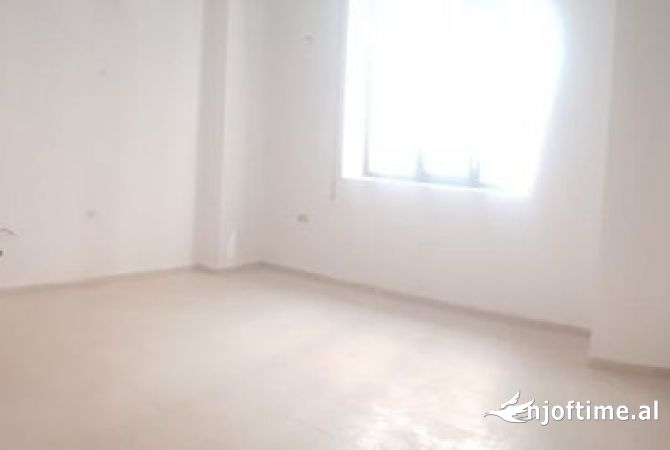 Ambiente Commerciale in Affitto 3+1 a Tirana - 350 Euro