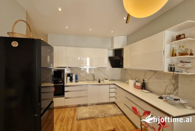 Shtepi ne shitje Apartament ne Tirane, 3+1, Mobilimi E mobiluar, Pagesa 430,000  Euro.