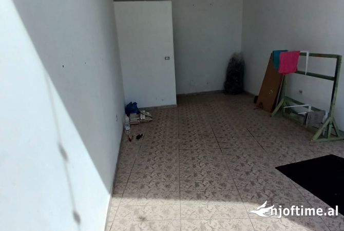 Ambiente Commerciale in Affitto 1+1 a Tirana - 400 Euro