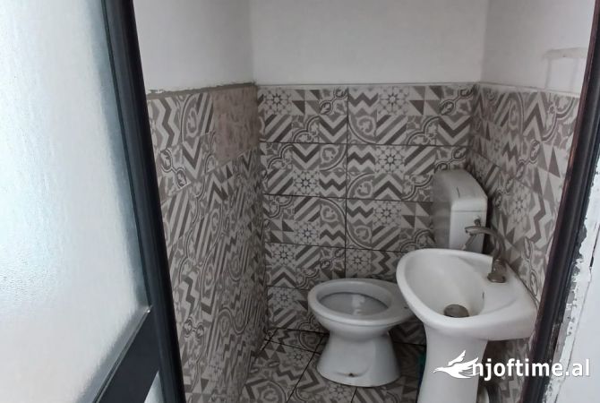 Ambiente Commerciale in Affitto 1+1 a Tirana - 400 Euro