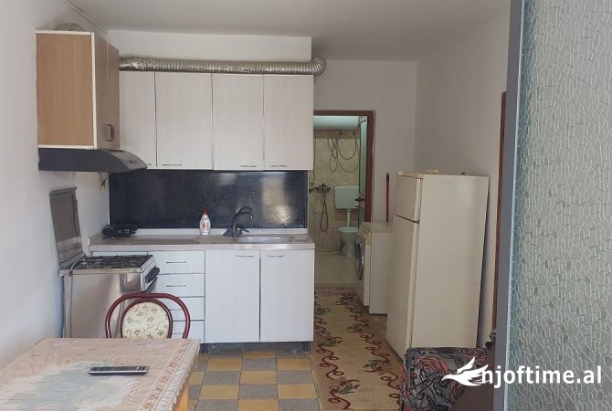 Shtepi me qera Apartament ne Tirane, 1+1, Mobilimi E mobiluar, Pagesa 25,000  Leke.