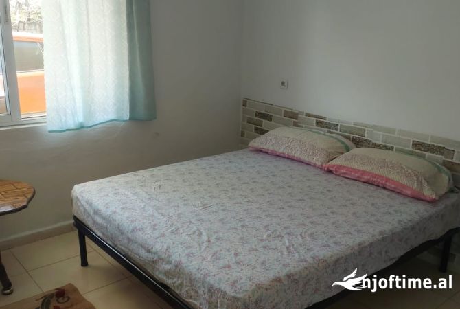 Shtepi me qera Apartament ne Tirane, 1+1, Mobilimi E mobiluar, Pagesa 25,000  Leke.