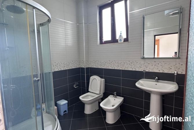 Shtepi ne shitje Vila Luksoze ne Durres, 6+1, Mobilimi E mobiluar, Pagesa 350,000  Euro.