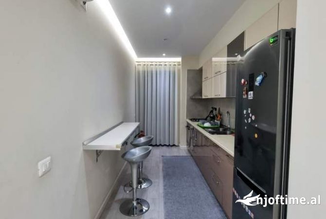 Shtepi ne shitje Apartament ne Tirane, 2+1, Mobilimi E mobiluar, Pagesa 180,000  Euro.