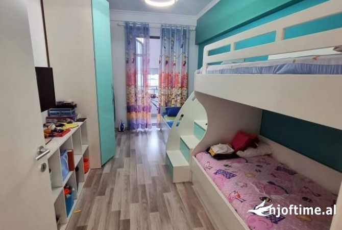 Shtepi ne shitje Apartament ne Tirane, 2+1, Mobilimi E mobiluar, Pagesa 180,000  Euro.