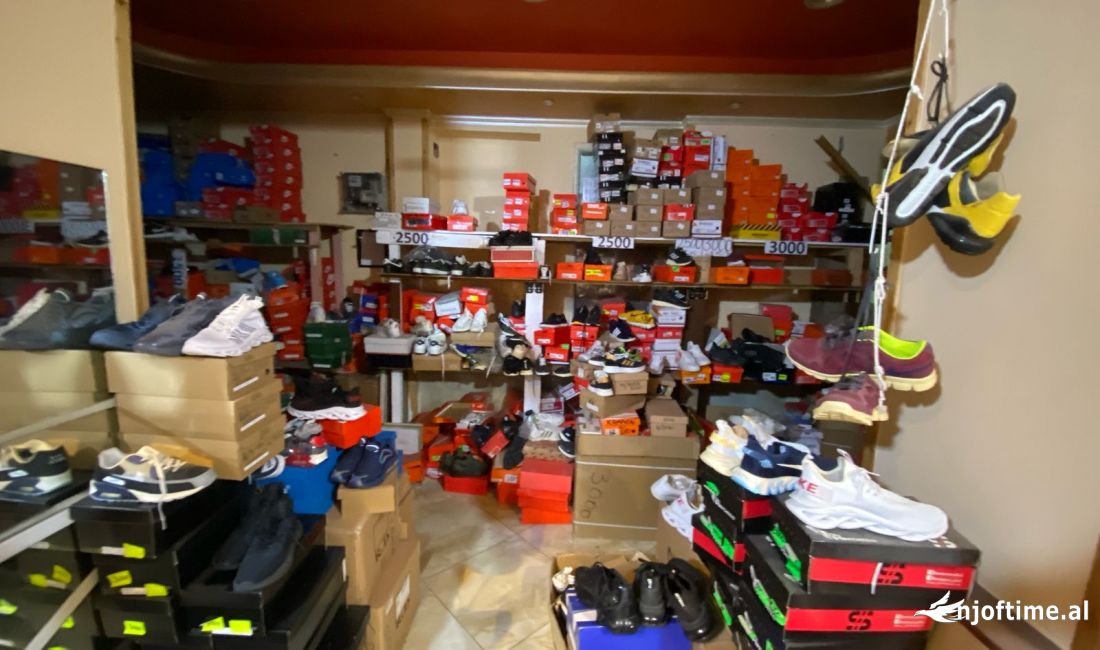 Shitet ambient tek Rr.Bardhyl/ 350,000Euro