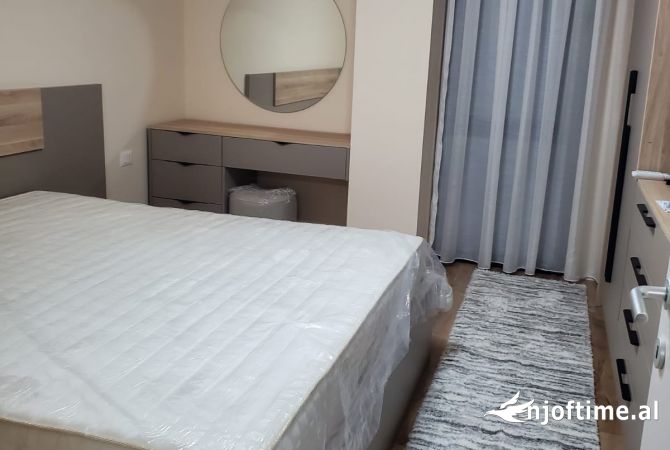 Shtepi me qera Apartament ne Tirane, 1+1, Mobilimi Pjeserisht e mobiluar, Pagesa 1,000  Euro.