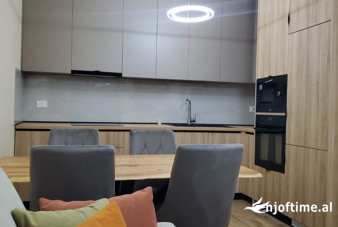 Shtepi me qera Apartament ne Tirane, 1+1, Mobilimi Pjeserisht e mobiluar, Pagesa 1,000  Euro.