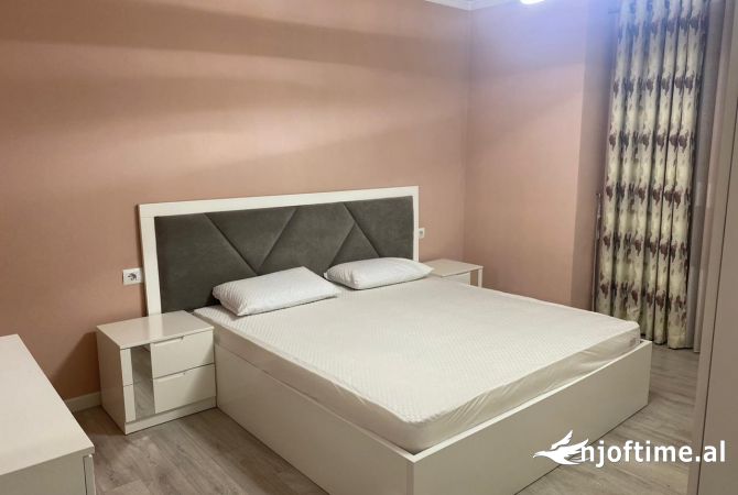 Shtepi me qera Apartament ne Tirane, 2+1, Mobilimi E mobiluar, Pagesa 700  Euro.