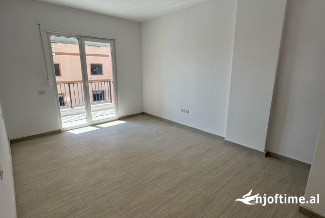 Shtepi me qera Apartament ne Tirane, 2+1, Mobilimi Bosh, pa mobiluar, Pagesa 400  Euro.