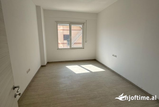 Shtepi me qera Apartament ne Tirane, 2+1, Mobilimi Bosh, pa mobiluar, Pagesa 400  Euro.