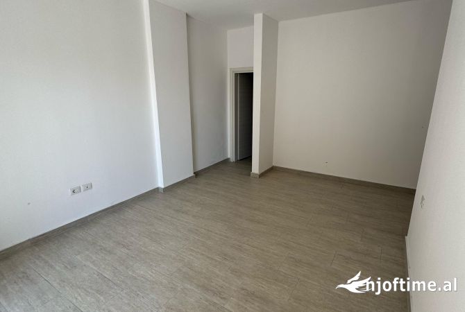 Shtepi me qera Apartament ne Tirane, 2+1, Mobilimi Bosh, pa mobiluar, Pagesa 400  Euro.