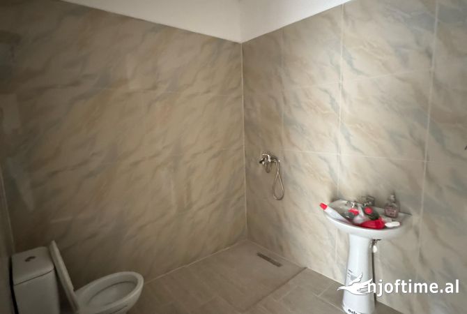 Shtepi me qera Apartament ne Tirane, 2+1, Mobilimi Bosh, pa mobiluar, Pagesa 400  Euro.