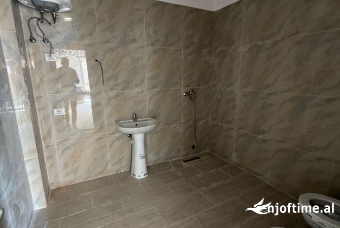 Shtepi me qera Apartament ne Tirane, 2+1, Mobilimi Bosh, pa mobiluar, Pagesa 400  Euro.