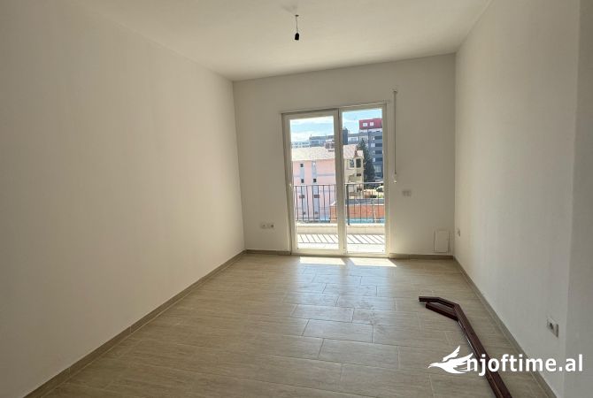 Shtepi me qera Apartament ne Tirane, 2+1, Mobilimi Bosh, pa mobiluar, Pagesa 400  Euro.