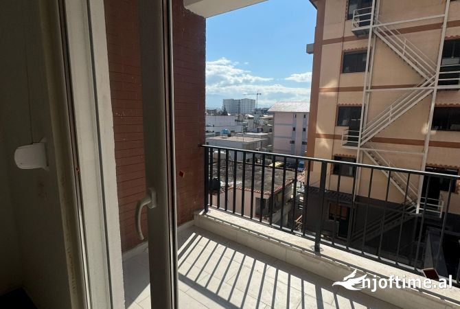 Shtepi me qera Apartament ne Tirane, 2+1, Mobilimi Bosh, pa mobiluar, Pagesa 400  Euro.