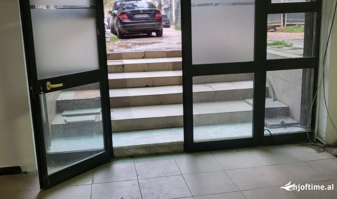 Jepet dyqan me qera tek Komuna e Parisit/ 450 euro
