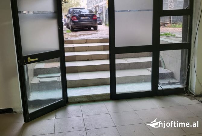 Jepet dyqan me qera tek Komuna e Parisit/ 450 euro