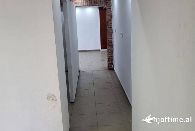 Jepet dyqan me qera tek Komuna e Parisit/ 450 euro