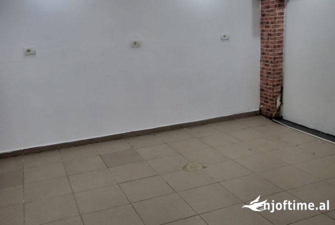 Jepet dyqan me qera tek Komuna e Parisit/ 450 euro
