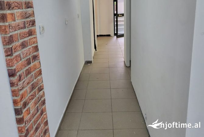 Jepet dyqan me qera tek Komuna e Parisit/ 450 euro