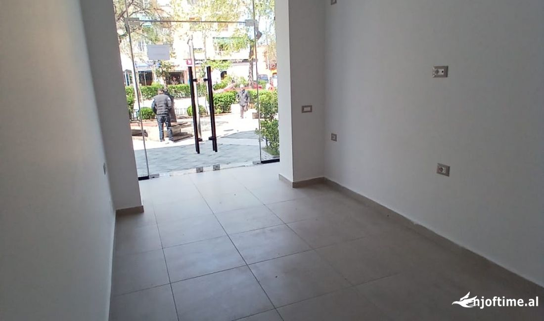 Jepet me qera ambient biznesi ne Laprake/ 1500 euro