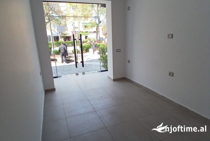 Jepet me qera ambient biznesi ne Laprake/ 1500 euro