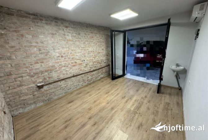 Shitet dyqan ne Xhamllik/ 190,000€