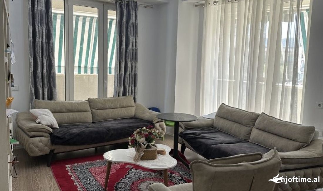 Shtepi ne shitje Apartament ne Tirane, 3+1, Mobilimi E mobiluar, Pagesa 465,000  Euro.