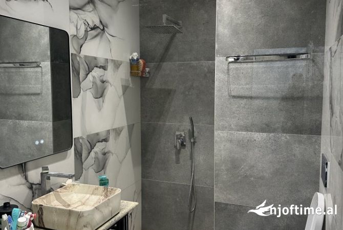 Shtepi ne shitje Apartament ne Tirane, 3+1, Mobilimi E mobiluar, Pagesa 465,000  Euro.