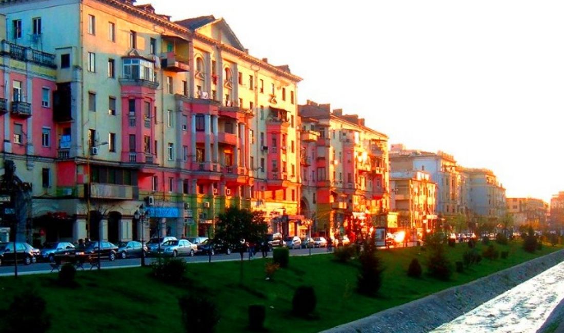 Jepet me qera ambient biznesi tek Bulevardi Bajram Curri/ 42,000 ALL