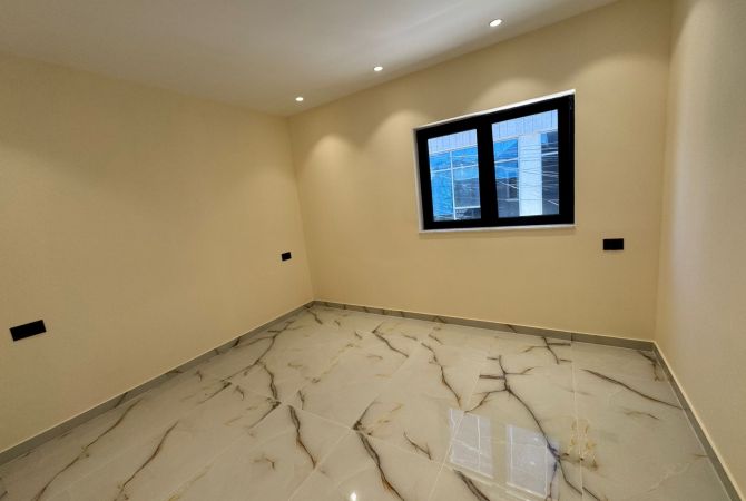 Jepet me qera ambient biznesi dublex tek Rruga e Elbasanit/ 1000 euro