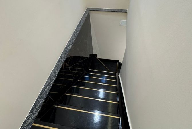 Jepet me qera ambient biznesi dublex tek Rruga e Elbasanit/ 1000 euro