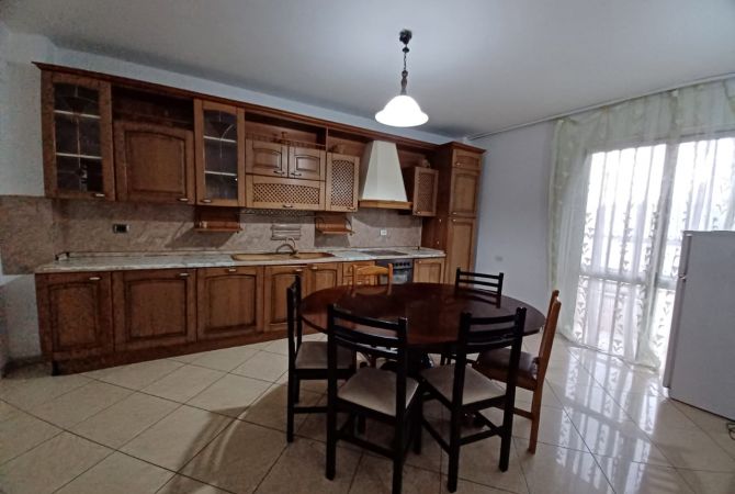 Shtepi me qera Apartament ne Tirane, 3+1, Mobilimi E mobiluar, Pagesa 40,000  Leke.