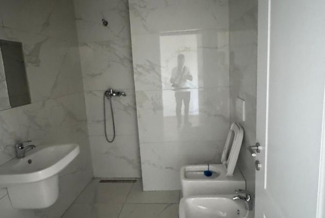 Shtepi ne shitje Apartament ne Tirane, 3+1, Mobilimi Pjeserisht e mobiluar, Pagesa 166,000  Euro.