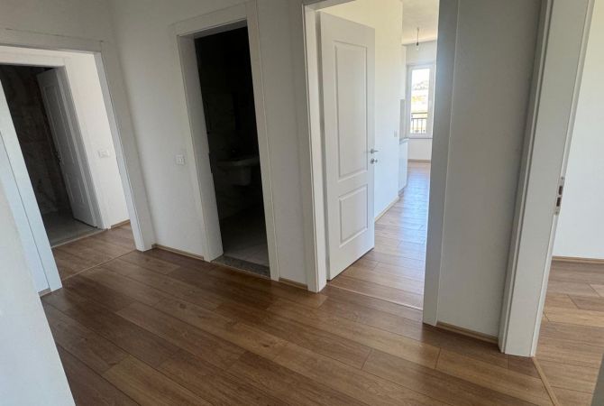 Shtepi ne shitje Apartament ne Tirane, 3+1, Mobilimi Pjeserisht e mobiluar, Pagesa 166,000  Euro.